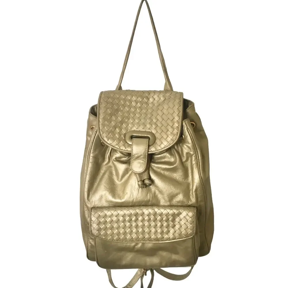 VTG ASPECTS Faux Leather Bucket Bag Backpack in Metallic Gold